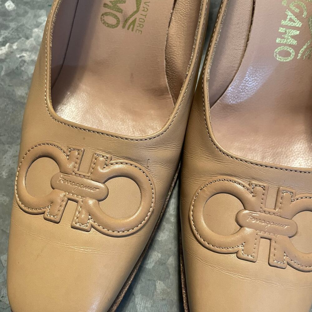 Vintage Salvatore Ferragamo Square Toe Heels 7.5 Italy Made Nude Beige Tan Logo - Picture 3 of 12